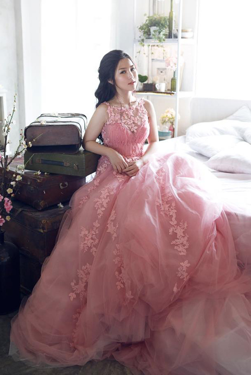 Hình ảnh Hương Tràm duyên dáng trong bộ váy cưới bồng bềnh màu hồng nhạt được nhiều fan yêu thích.